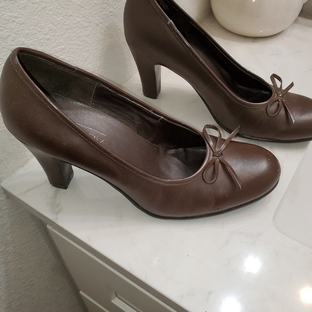 Womans aerosoles mid heel shoes,size 8m, man made leather, brown,good condition